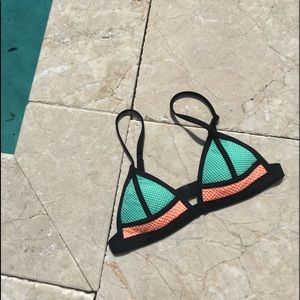 Triangl Bikini Too